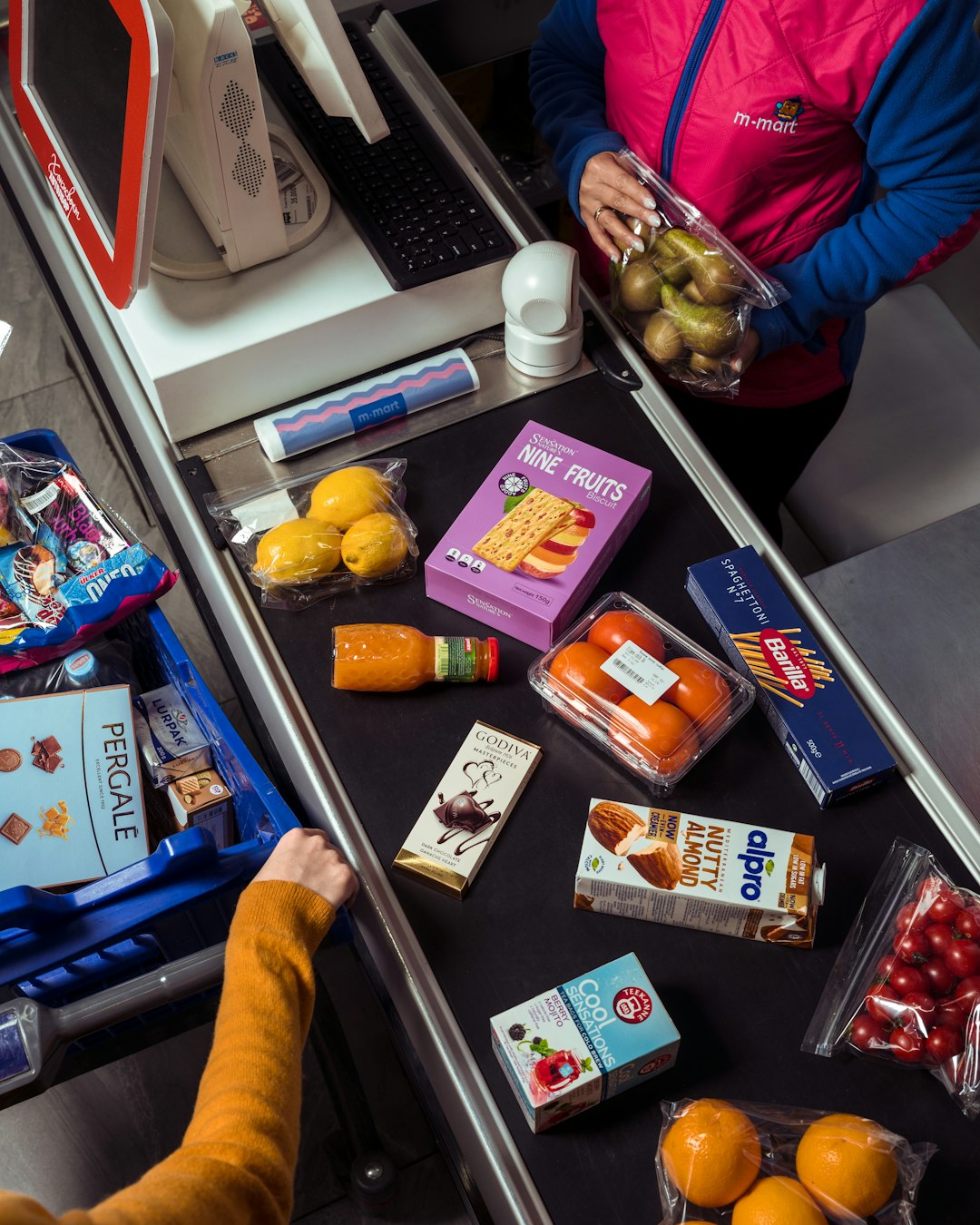 Groceries are being scanned at a supermarket checkout