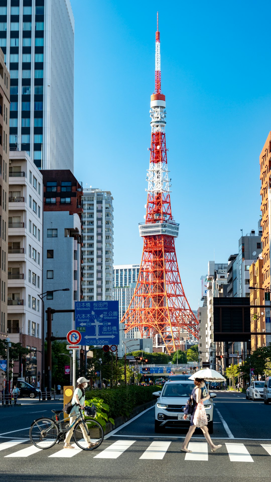 a tall red tower in Tokyo Tower