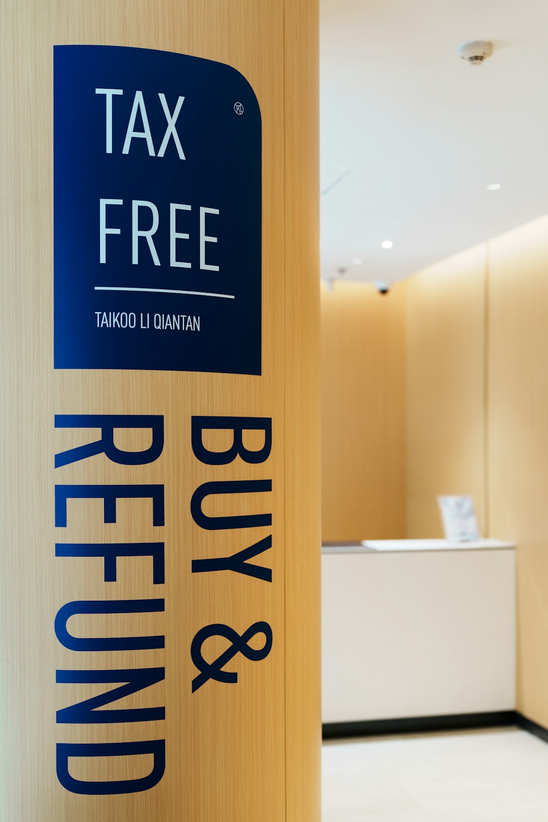 Tax free buy & refund sign on wooden pillar